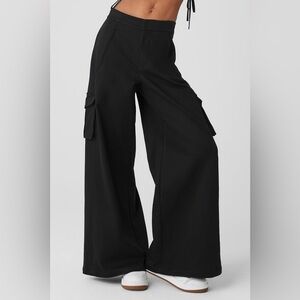 ALO Show Off Cargo Wide Leg Trouser (Long) in Black - L